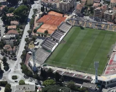 LeLorrUn's tweet photo. 6. Stade du Ray | 𝗢𝗚𝗖 𝗡𝗜𝗖𝗘 🇾🇪

Stade du club Niçois de 1927 à 2013 avant l'inauguration de l'Allianz Riviera, il possède une capacité de 18 696 places.

Le club de rugby local joue ses matchs à partir de 2013 avant la démolition du stade en 2016. https://t.co/eO4EEbpEwb