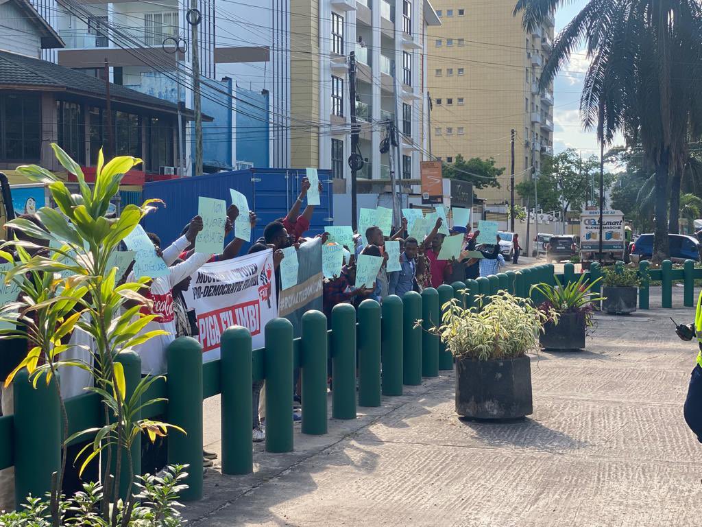 CorruptionTue's tweet photo. 🚨Sit-in devant l'ambassade des US

🚨Les royalties de Mutanda, KCC et Metalkol ne sont PAS à vendre. Ils appartiennent au peuple congolais.

🚨Non à la levée des sanctions jusqu'à la restitution des biens mal-acquis! https://t.co/tQcgGZLT5r