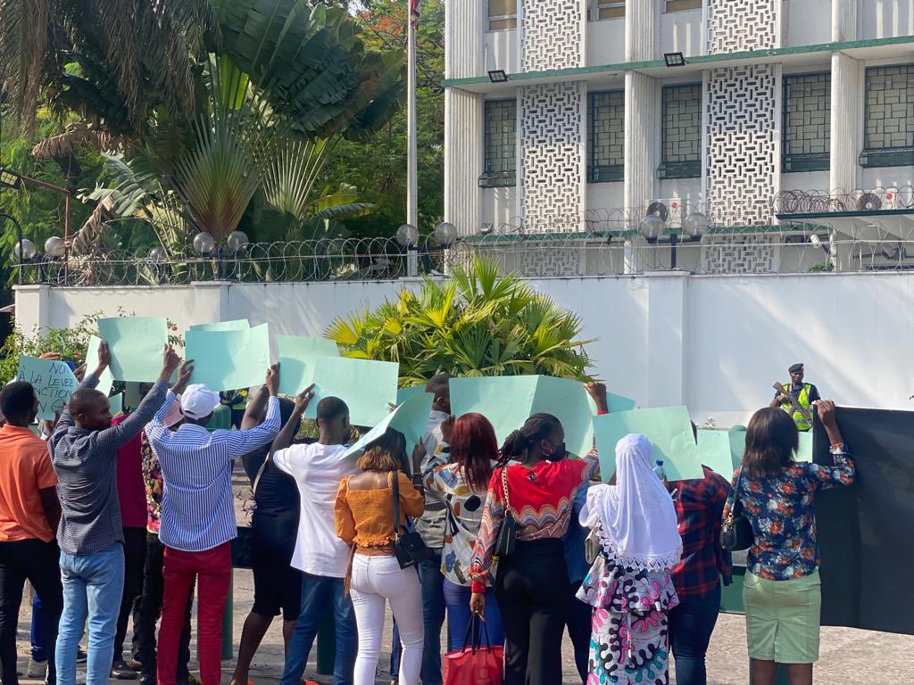 CorruptionTue's tweet photo. 🚨Sit-in devant l'ambassade des US

🚨Les royalties de Mutanda, KCC et Metalkol ne sont PAS à vendre. Ils appartiennent au peuple congolais.

🚨Non à la levée des sanctions jusqu'à la restitution des biens mal-acquis! https://t.co/tQcgGZLT5r