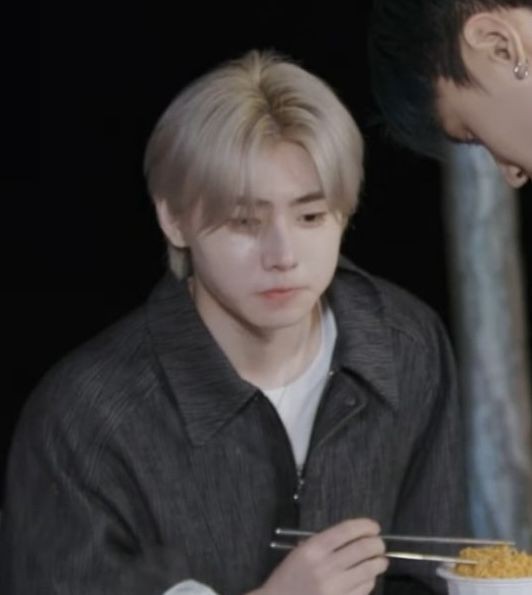 :โรตีใส่ไข่มั้ย
:ไม่เอาอะ เด่วกลับไปทอดกินที่บ้าน( ๑˙⤙˙๑ )