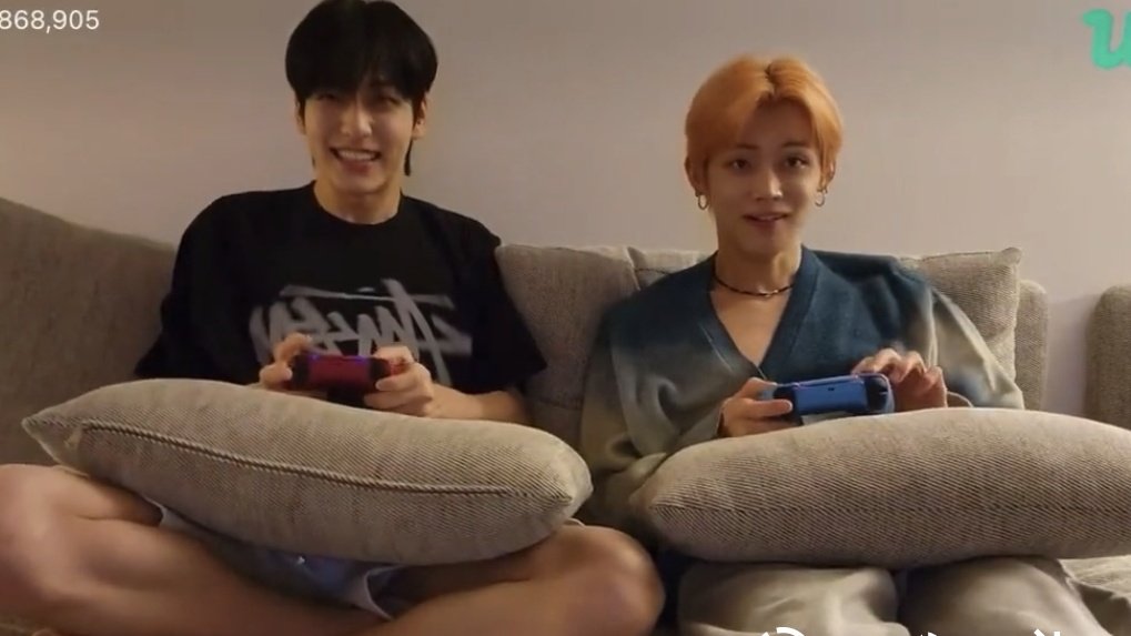 hourlyeonbin's tweet photo. two selcas AND a gaming live... how are we feeling? https://t.co/FMMFLWnLi2
