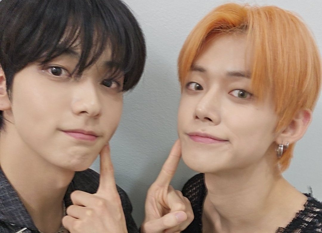 hourlyeonbin's tweet photo. two selcas AND a gaming live... how are we feeling? https://t.co/FMMFLWnLi2