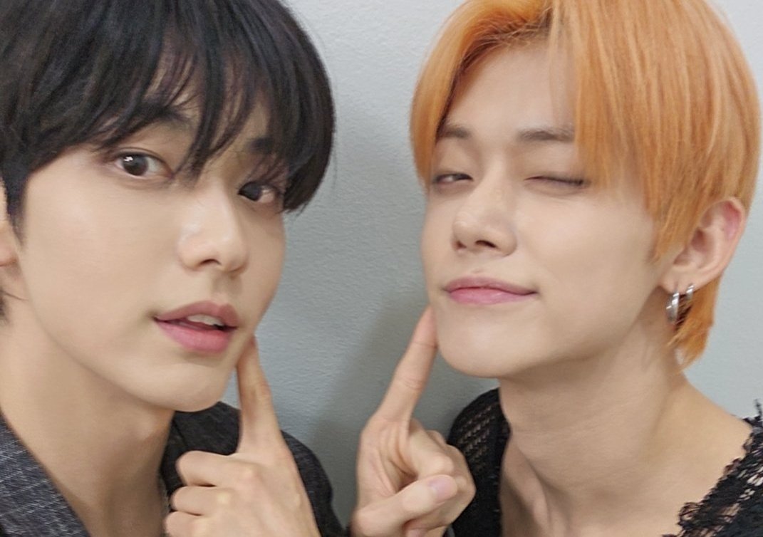 hourlyeonbin's tweet photo. two selcas AND a gaming live... how are we feeling? https://t.co/FMMFLWnLi2