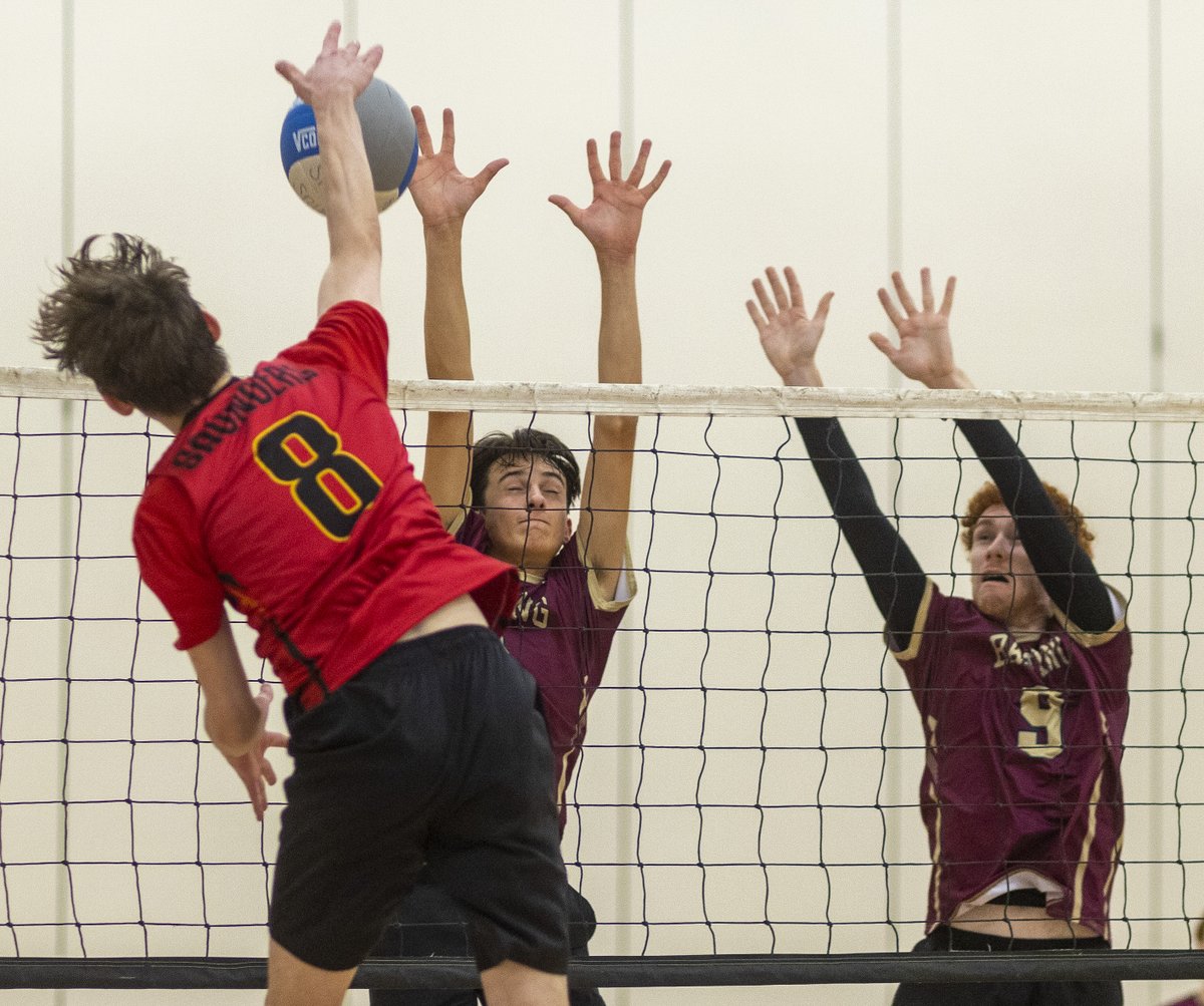 PHOTOS: Banting played Saunders Tuesday in a battle between two of the top high school teams in TVRA Central’s top tier. @MikeatLFPress was there to catch the action: tinyurl.com/yxwdnfyr #ldnont