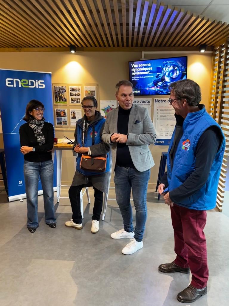 frederic_lajoux's tweet photo. A Reims, sur notre site de St Charles, un grand plaisir de remettre les clés d’un VE de la flotte ⁦@enedis_car⁩ à la Presidente de l’association La Maraude. Un don en forme d’hommage aux bénévoles qui apportent #solidarité &amp; #fraternité aux plus démunis #entrepriseàmission https://t.co/3J7EnFvtNU