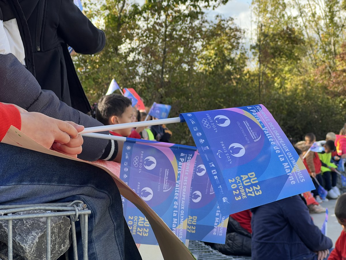 VilleChelles's tweet photo. - Tournée des drapeaux olympique et paralympique -
Le mardi 24 octobre, la #VilledeChelles a accueilli sur son territoire les drapeaux officiels des Jeux olympiques et paralympiques de #Paris2024 !
#JeuxOlympiques #JeuxParalympiques #sport #JO2024 https://t.co/EFGuXI3x06