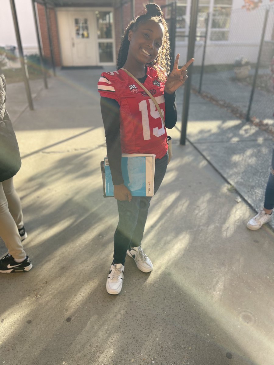 CoachJas321's tweet photo. National Red Ribbon Week 
Day 1 
Team Up Against Drugs! @71stCMS @redribbonweek @CumberlandCoSch 

Thank you @IamMrsBrunson for the photos staff and students for the great start!!! https://t.co/0FBeY8o4o2