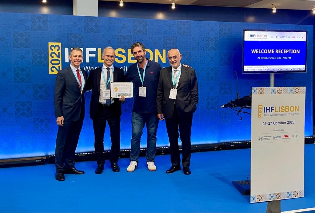 🏆Les HUG récompensés au 46ème Congrès mondial des hôpitaux <a href="/IHF_FIH/">International Hospital Federation</a> avec le prix du meilleur poster 👉l'IA conversationnelle pour soulager le post-Covid <a href="/MaysamNehme/">Maysam Nehme</a> <a href="/iguessous/">idris guessous</a> #CovidLong #PostCovid #médecine #IA #chatbot rafael-postcovid.ch/propos#section…