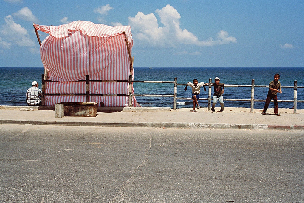 gulfphotoplus's tweet photo. Gaza Diary, 1999-2006 / The Sea by Taysir Batniji 

"When I was a child, family trips to the beach were few and far between. Much to my regret, my parents only took us there once or twice a summer."

Read more about Taysir and this series below.
https://t.co/rJkBY1ajnE https://t.co/IUt6w6Y7RE
