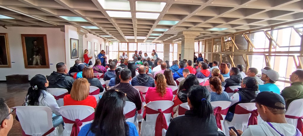 LaBBunke's tweet photo. Rueda de prensa equipo político Municipal Libertador del Estado Bolivariano de Mérida; vocero enlace Político Municipal y Alcalde @Jesusaraque21

Noticia en desarrollo...

@NicolasMaduro
@dcabellor
@JEHYSONGUZMAN
@PartidoPSUV https://t.co/YdcRXlDE4p