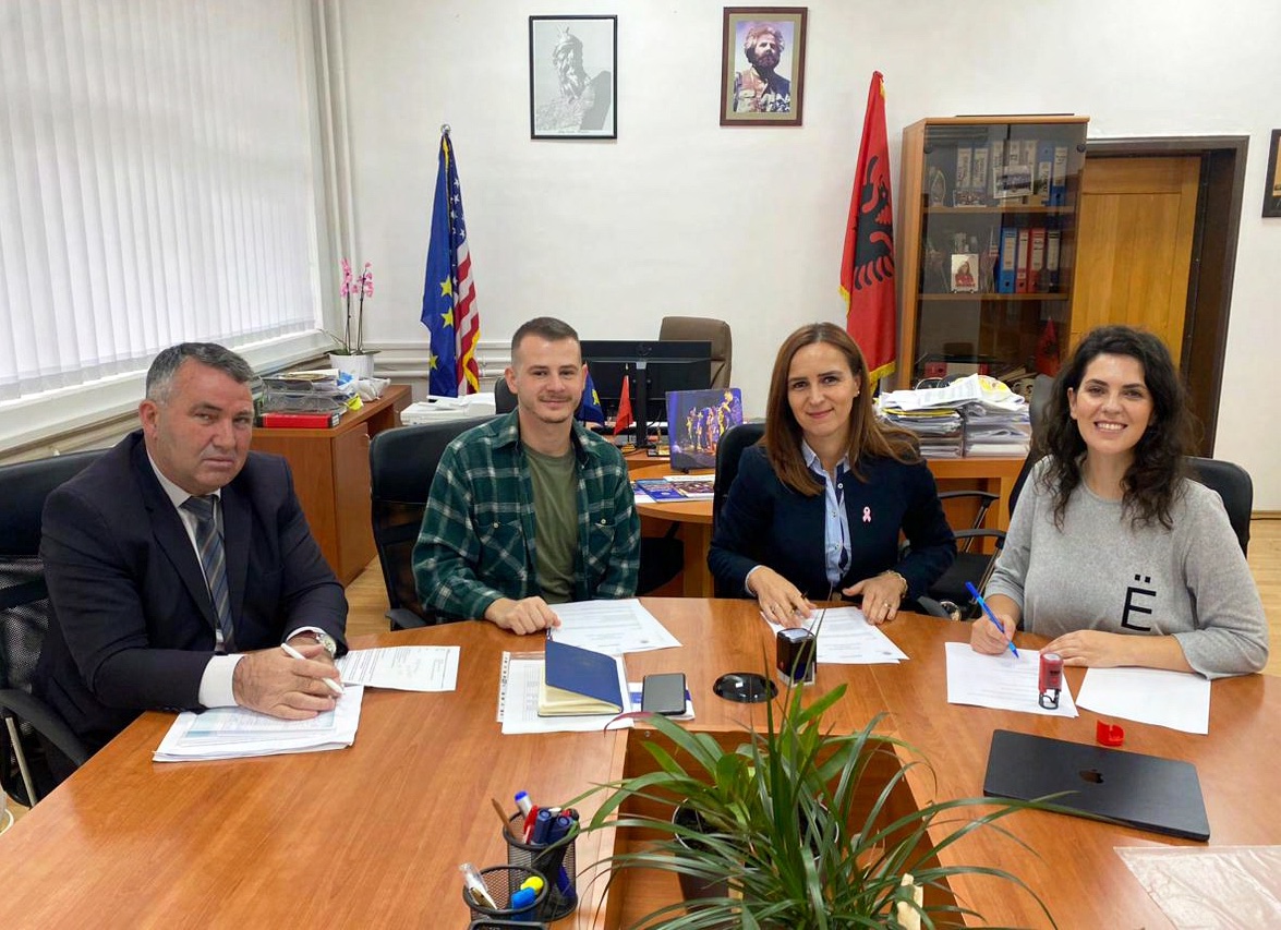 SpaceSyntaKs (@spacesyntaks) on Twitter photo Me bashkëpunëtorët tanë nga organizata EDUCO, sot takuam edhe Komunën e Prizrenit, Drejtorinë e Arsimit dhe Shkencës për të nisur bashkëpunimin mbi identifikimin e shtëpive që u përdorën si shkolla gjatë viteve të 90-ta në #Prizren.
<a href="/KomunaPrizren/">Komuna e Prizrenit</a> Me bashkëpunëtorët tanë nga organizata EDUCO, sot takuam edhe Komunën e Prizrenit, Drejtorinë e Arsimit dhe Shkencës për të nisur bashkëpunimin mbi identifikimin e shtëpive që u përdorën si shkolla gjatë viteve të 90-ta në #Prizren.
<a href="/KomunaPrizren/">Komuna e Prizrenit</a>