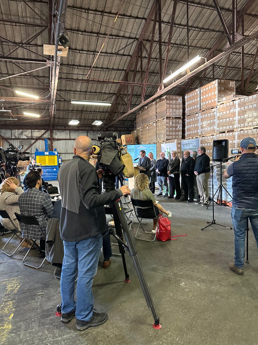Banques alimentaires du Québec (@balimentairesqc) on Twitter photo Merci aux médias qui se sont déplacés ce matin à notre conférence de presse du Bilan-Faim chez notre membre <a href="/moissonMTL/">Moisson Montréal</a>. Plusieurs DG de Moissons de toute la province étaient présents pour parler de la crise actuelle. banquesalimentaires.org/872-000-person… Merci aux médias qui se sont déplacés ce matin à notre conférence de presse du Bilan-Faim chez notre membre <a href="/moissonMTL/">Moisson Montréal</a>. Plusieurs DG de Moissons de toute la province étaient présents pour parler de la crise actuelle. banquesalimentaires.org/872-000-person…