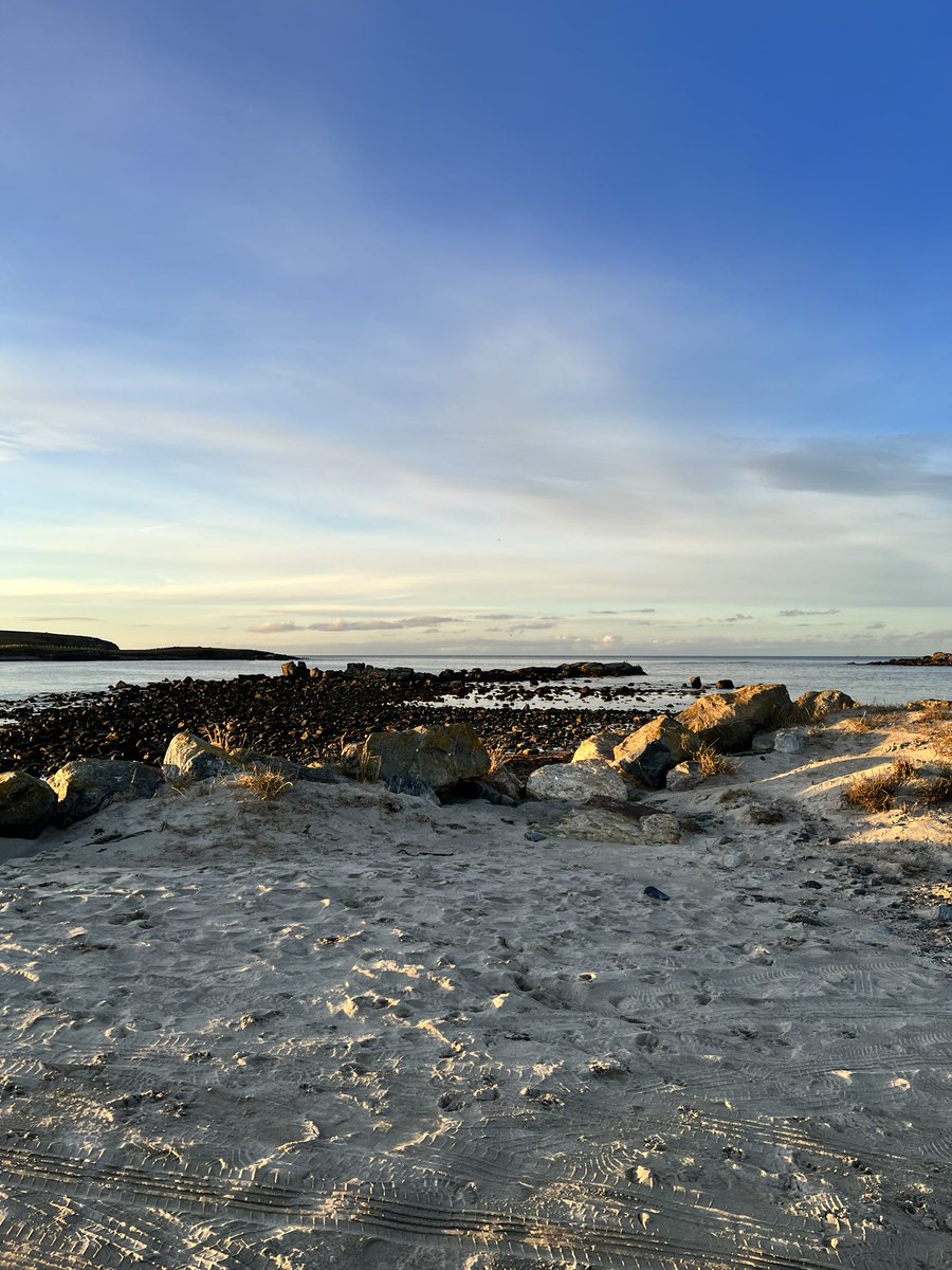 Mostlywind's tweet photo. But dull and overcast today but managed a jacketless walk last night! Just what I needed … some vitamin D and some vitamin Sea! #Shawbost https://t.co/hMvkX8moHy