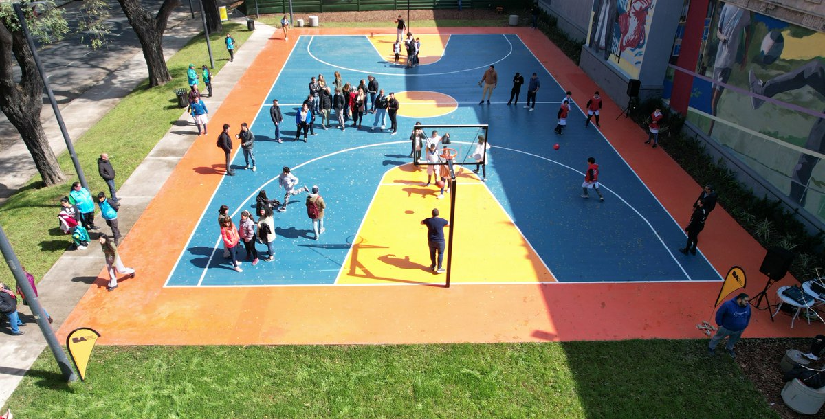 BA147's tweet photo. Te invitamos a descubrir el nuevo Corredor Deportivo Jorge Newbery en el Paseo Chacarita de Colegiales ⚽🎨 Un espacio de 3.530 metros cuadrados llenos de deporte, recreación y arte al aire libre. ¡Veni a conocerlo! #GCBA #EspacioVerde #BA147 https://t.co/QTYdTOGauy