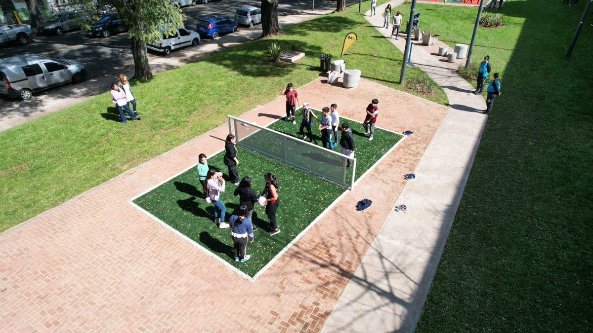 BA147's tweet photo. Te invitamos a descubrir el nuevo Corredor Deportivo Jorge Newbery en el Paseo Chacarita de Colegiales ⚽🎨 Un espacio de 3.530 metros cuadrados llenos de deporte, recreación y arte al aire libre. ¡Veni a conocerlo! #GCBA #EspacioVerde #BA147 https://t.co/QTYdTOGauy