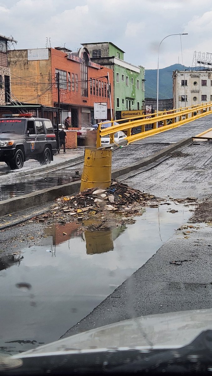 FMCENTER's tweet photo. Av. Nueva Granada - Habitantes de la zona denuncian que el elevado que comunica con la Av Rooselvelt lleva 4 meses sin funcionar causando dificultad para transitar en la zona. 11:14 AM #TrafficCenter 

📷Cortesía. https://t.co/mGpZxrkzIf