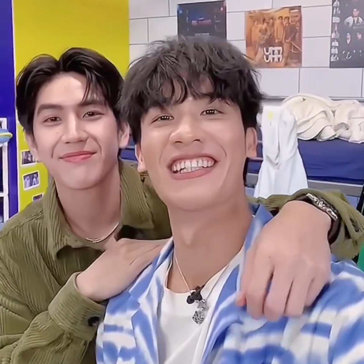 Real_satang's tweet photo. ความสดใสยาม 22:00 น น่ารักมากทั้งคนพี่คนน้องเลย 😃✨️🫶

#GMMTVLIVEHOUSE
#Tawan_V #sea_tawinan https://t.co/JGaExkglHN
