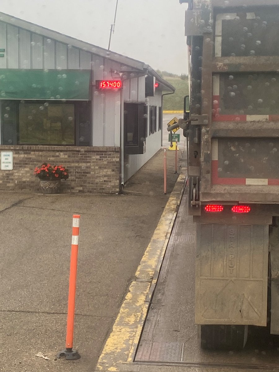 WorldofRobert1's tweet image. Without saying why Michigan roads are a mess, tell me again why Michigan roads are so messed up? #stateofmichigan #government #mdot