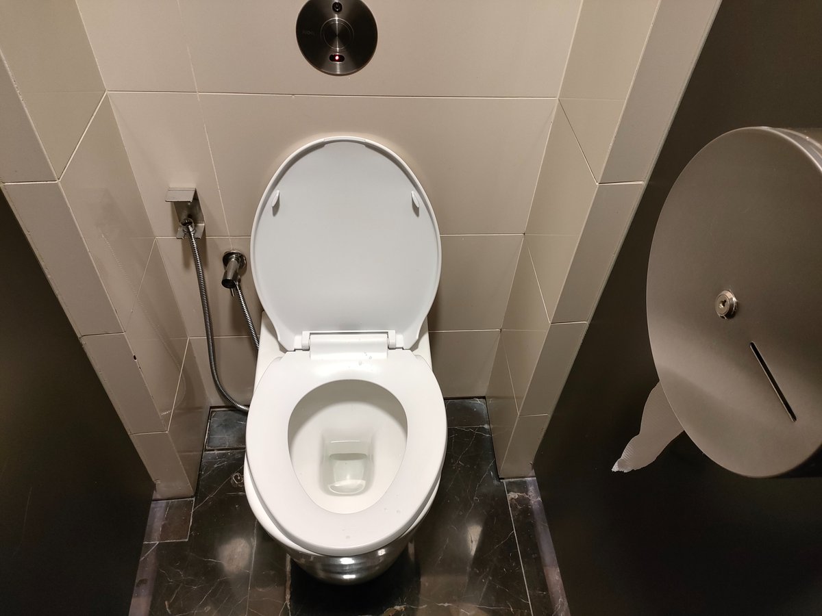 mikan_bako's tweet photo. ショッピングモール #インターマークモール ( #IntermarkMall )。こっちのトイレって、便器本体と便座が合ってないのが多いんだけど、私の気にしすぎかな。2022年11月。
#トイレ #レストルーム #文化 #マレーシア https://t.co/u9f3q653c0