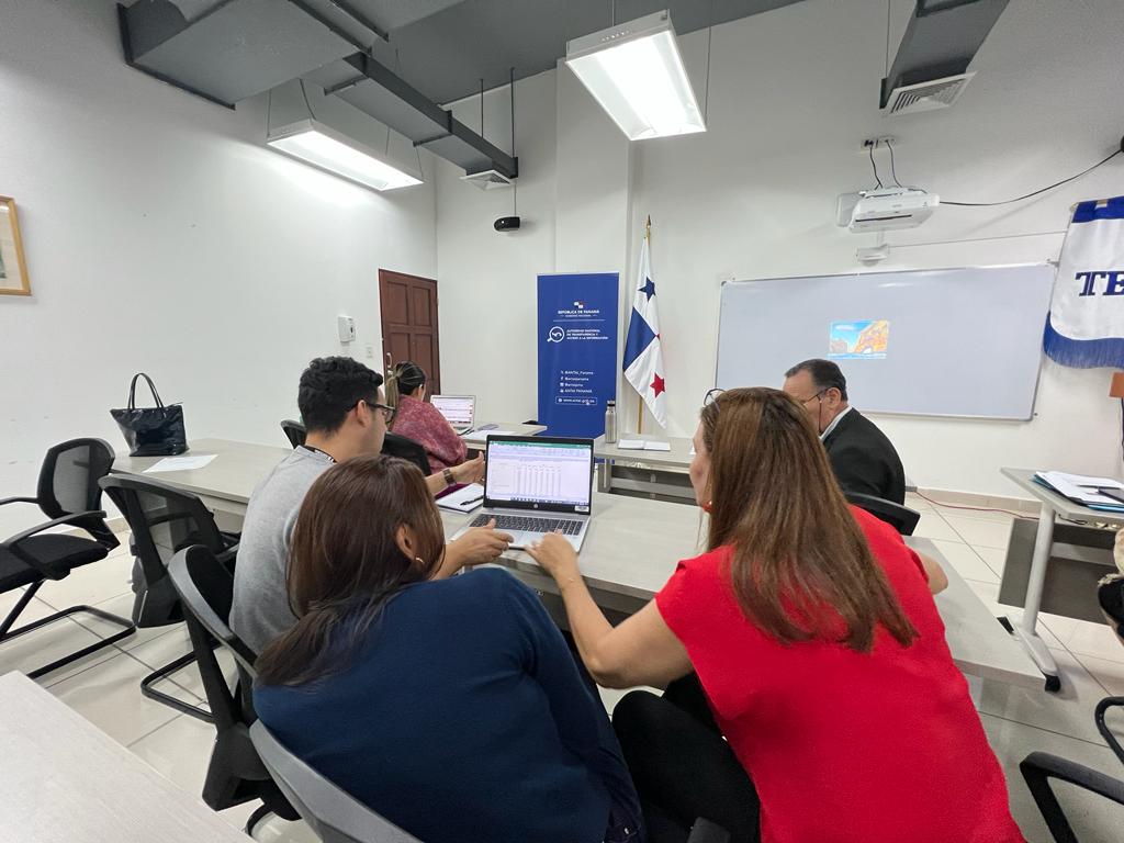 🇵🇦 | El Global Data Barometer identificó desafíos en la disponibilidad de datos en #PTY. Por eso, con el GTDAP, la @ANTAI_Panama y la @aigesinnovacion, llevamos a cabo un taller donde se identificaron datos prioritarios para publicar en el Portal Nacional de Datos Abiertos 📊🌐