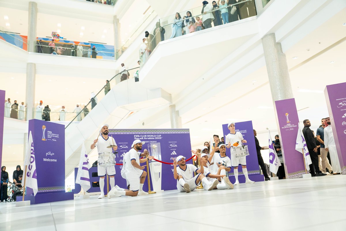 saudiFF's tweet photo. The trophy at Jeddah Park Mall 📍 

Highlights from day2 of FIFA #ClubWC #TrophyExperience 🤩
Don’t miss your chance to see the trophy live as Jeddah gets ready to 📸🏆
#WelcomeTheChampions https://t.co/iThyYrpQd8