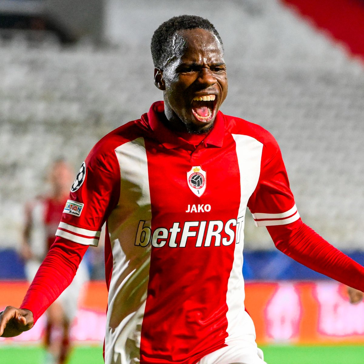 official_rafc's tweet photo. GOAAAAAAAAAL!!! 😍✨

ALHASSAAAAN YUUUUUSUF! 🙌🇳🇬

🔴 1-0 🔵 (37’)

#UCL #AntwerpPorto #COYR🔴⚪ https://t.co/6rGwj8nVY9
