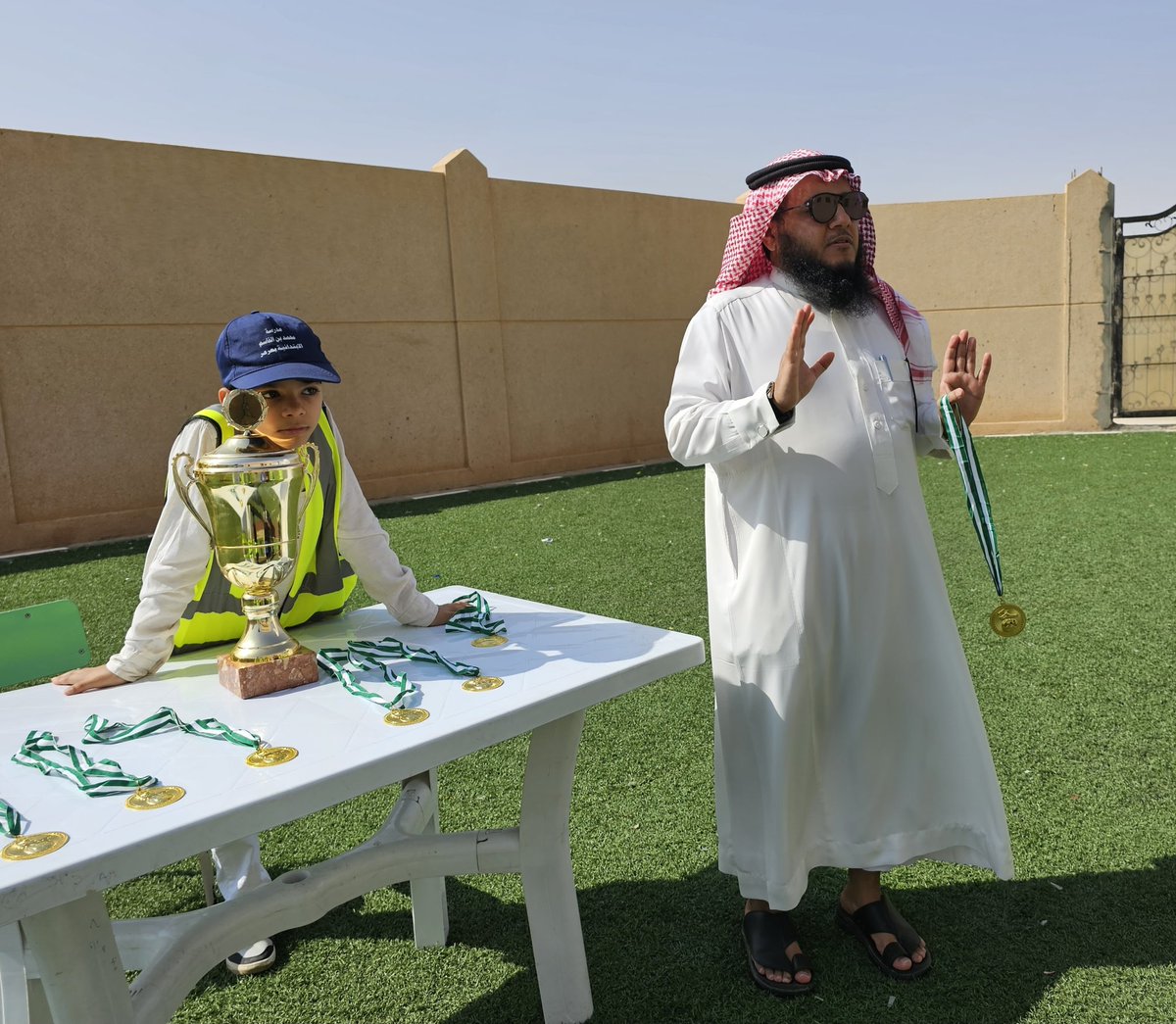 ختام الدوري الرياضي للفريق التطوعي بمدرسة محمد بن القاسم بعرعر وفوز سادس (ج) مبروووك .

#الحدود_الجنوبيه #عرعر 
#هاني_شاكر_العنزي