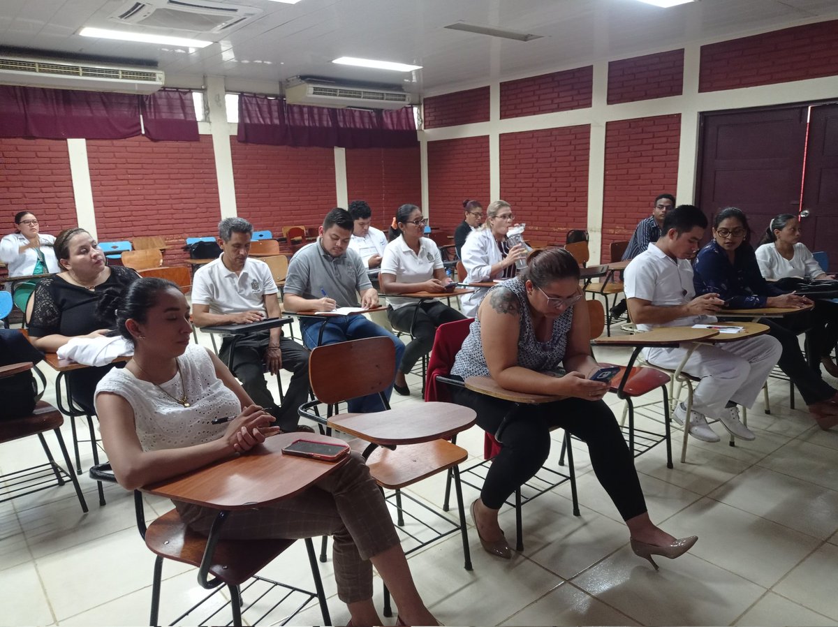 FranciscaC2021's tweet photo. #FSLNOctubreVictorioso  Capacitando a Cros y Cras de #UVDenisSilva  en el uso de redes sociales, para divulgar los logros del pueblo de Nicaragua, con nuestro buen gobierno #LeonRevolucion ❤️🖤 https://t.co/5fjfghhZwK