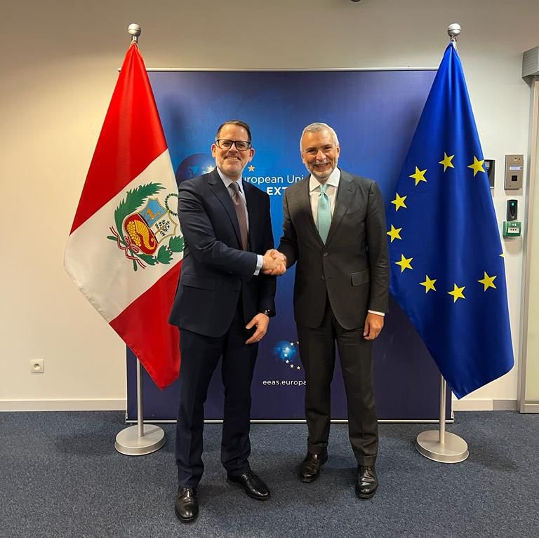 Continuando su agenda en Bruselas 🇪🇺, el Vicecanciller Ignacio Higueras se reunió con Stefano Sannino (@EEAS_SecGen), Secretario General del Servicio Europeo de Acción Exterior de la UE, con quien revisó los principales temas de la nutrida agenda 🇵🇪 - 🇪🇺.