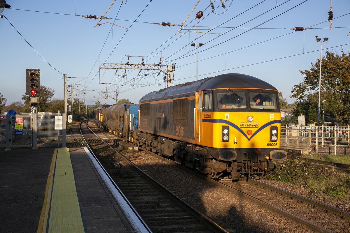 kwpartlow's tweet image. GBRf Class 69 No.69006 Pathfinder Railtours with No.69001 Mayflower on the rear at Ely on 25th October 2023 working 3Z71 15:35 Whitemoor Yard-Broxbourne Down Tamper Sdg RHTT move.#class69 #RHTT #Ely