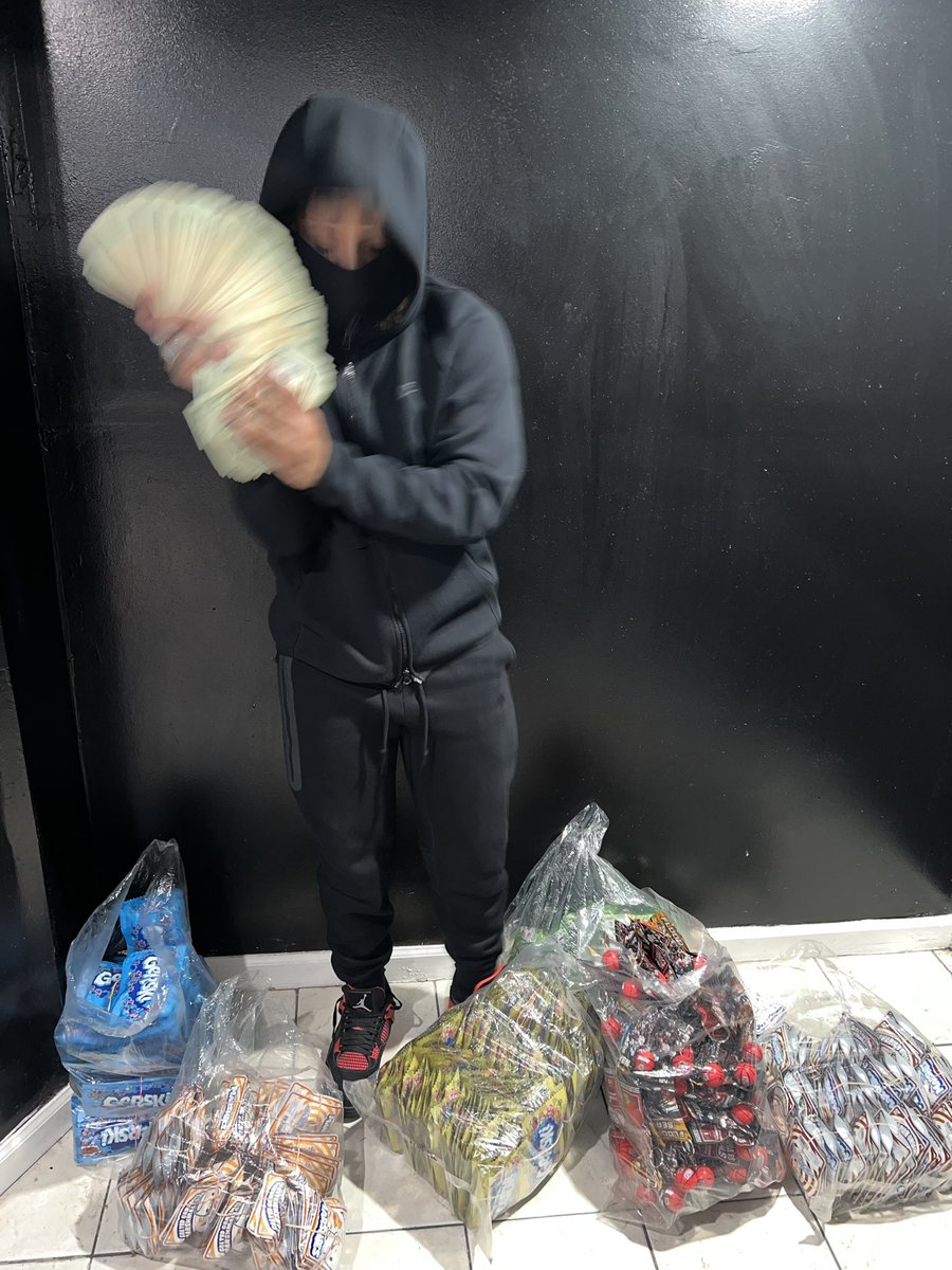 cblu80's tweet photo. So much shit I could do why would I choose going broke 😈⁉️ https://t.co/eegV9X4PlP