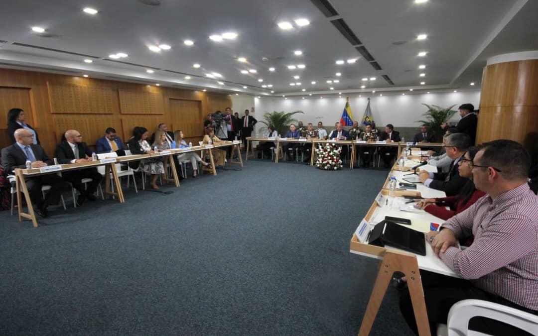 Desde el Consejo Nacional Electoral (<a href="/cneesvzla/">cneesvenezuela</a>), hemos participado en la instalación del Comité Logístico Nacional de cara a la celebración del Referéndum Consultivo en Defensa del Esequibo, previsto para el próximo 3 de diciembre.

<a href="/NicolasMaduro/">Nicolás Maduro</a>