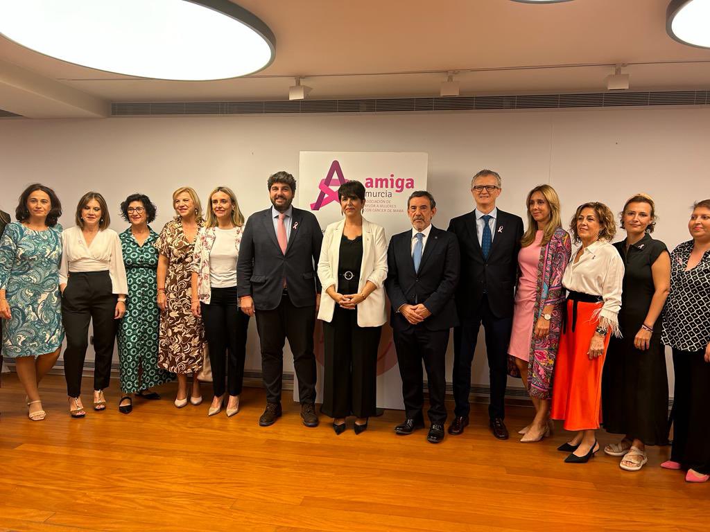 🎀 Un honor recibir el lazo rosa, de las Asociación @AmigaMurcia que simboliza la unión, la esperanza y la determinación. Enhorabuena a todos los premiados destacando el compromiso de nuestro Presidente @LopezMirasF