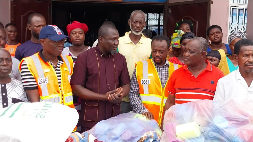 DerickObodai's tweet photo. Communities: Fante Akwa, Chribu, Kofi Basari, Pentecost Nswanu
Date: 25/10/23
Leader(s) of Delegation (NADMO) : Shaibu Mahama, Deputy Director General

#GovtSupports
#GovtRelief4FloodVictims
#NADMO https://t.co/XvFynbUgA9