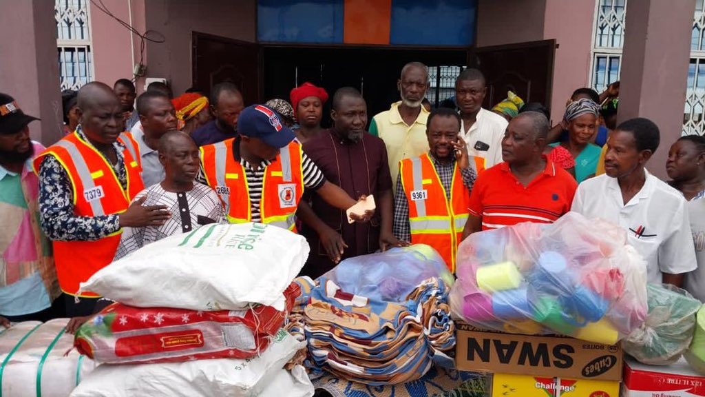 DerickObodai's tweet photo. Communities: Fante Akwa, Chribu, Kofi Basari, Pentecost Nswanu
Date: 25/10/23
Leader(s) of Delegation (NADMO) : Shaibu Mahama, Deputy Director General

#GovtSupports
#GovtRelief4FloodVictims
#NADMO https://t.co/XvFynbUgA9