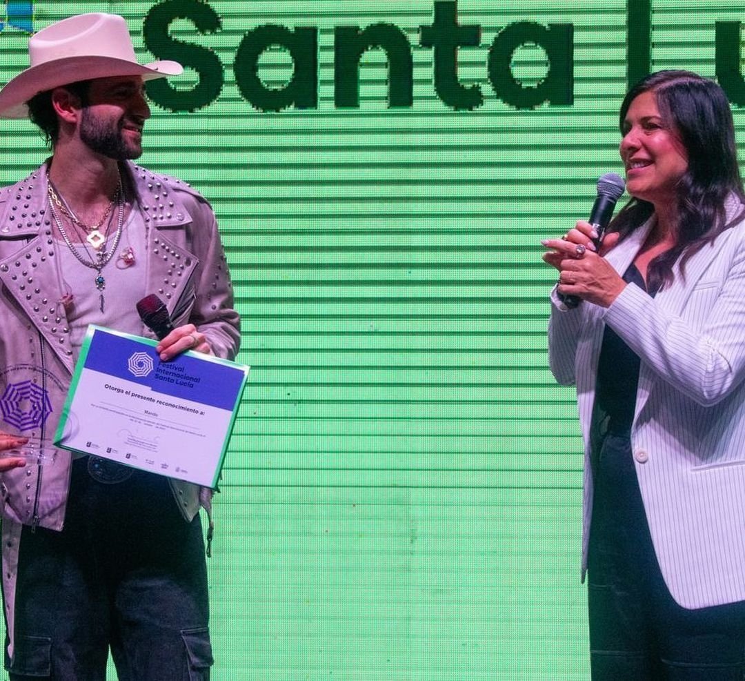 #Repost <a href="/musicmandomx/">Mando</a> with <a href="/let/">let</a>.repost 
• • • • • •
Que bien la pasamos MTY! 🦅🎤🤠
Muy agradecido con toda la gente que estuvo presente y con el @festivalsantalucia y <a href="/loreniacanavati/">Lorenia Canavati</a> por la invitación! 
Chamarra: @Lm_lucio_moreno
Joyas: @cristeros1929