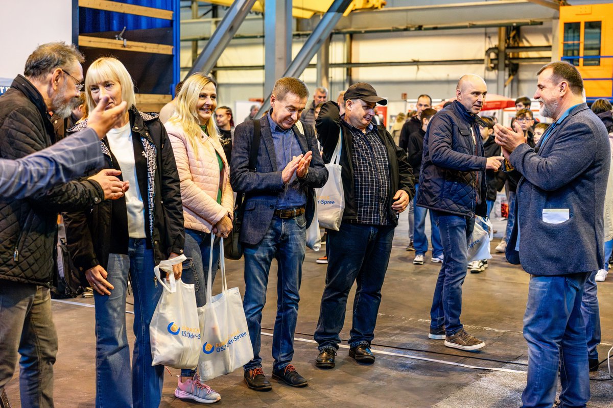 Meeting Point -Zukunft Beruf (@meetingpointosz) on Twitter photo STARTZEIT 14.10. Mehr als 4000 Besucher aus der
Region. Wir denken Fachkräftesicherung und Zukunft der beruflichen Bildung - europäisch. 150 polnische Gäste aus unseren Partnerschulen (OSZ Oder-Spree). <a href="/MBJSBrandenburg/">MBJS Brandenburg</a> <a href="/joergstb/">Jörg Steinbach @joergstb.bsky.social</a> <a href="/WFBBrandenburg/">Wirtschaftsförderung Brandenburg | WFBB</a> STARTZEIT 14.10. Mehr als 4000 Besucher aus der
Region. Wir denken Fachkräftesicherung und Zukunft der beruflichen Bildung - europäisch. 150 polnische Gäste aus unseren Partnerschulen (OSZ Oder-Spree). <a href="/MBJSBrandenburg/">MBJS Brandenburg</a> <a href="/joergstb/">Jörg Steinbach @joergstb.bsky.social</a> <a href="/WFBBrandenburg/">Wirtschaftsförderung Brandenburg | WFBB</a>
