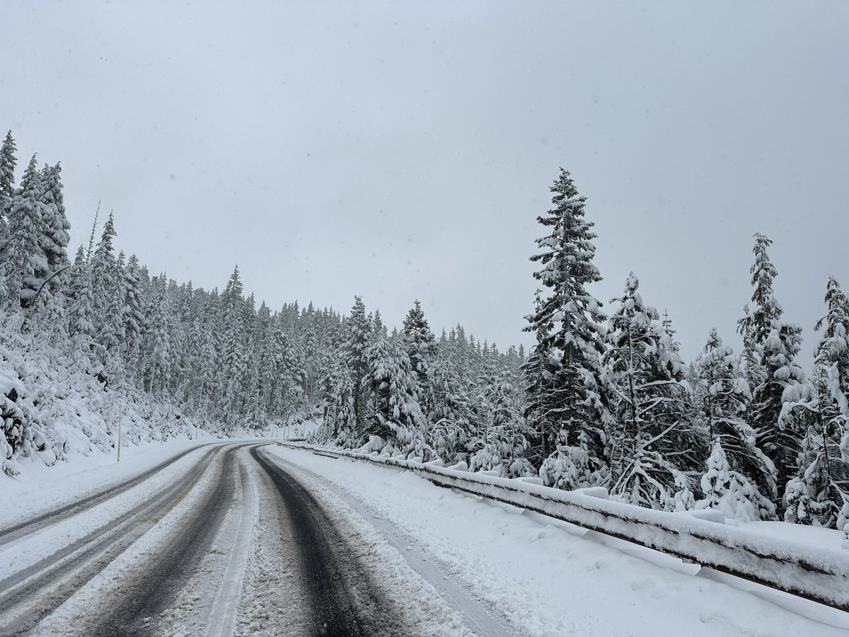 First snow of the season! ❄️❄️❄️ Here’s a look at the roads near Timberline <a href="/KGWNews/">KGW News</a> #orwx