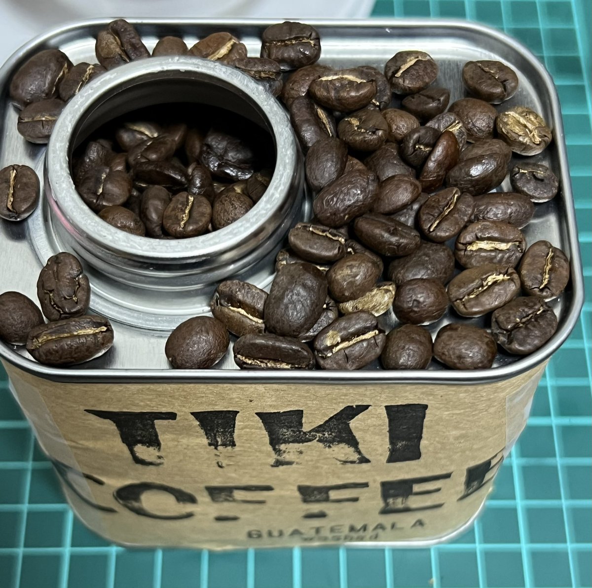 kot_sak6's tweet photo. おはようございます😃
TIKI COFFEEさんに行きましたよ
ワーゲンバスの挽き売りしない豆屋さん
焙煎度の異なるのをミックスしてあります
再来週にまた行きます
グアテマラ🇬🇹ウォッシュド
200g1,100円
#毎日珈琲
#tikicoffee https://t.co/8unA8WPAWd