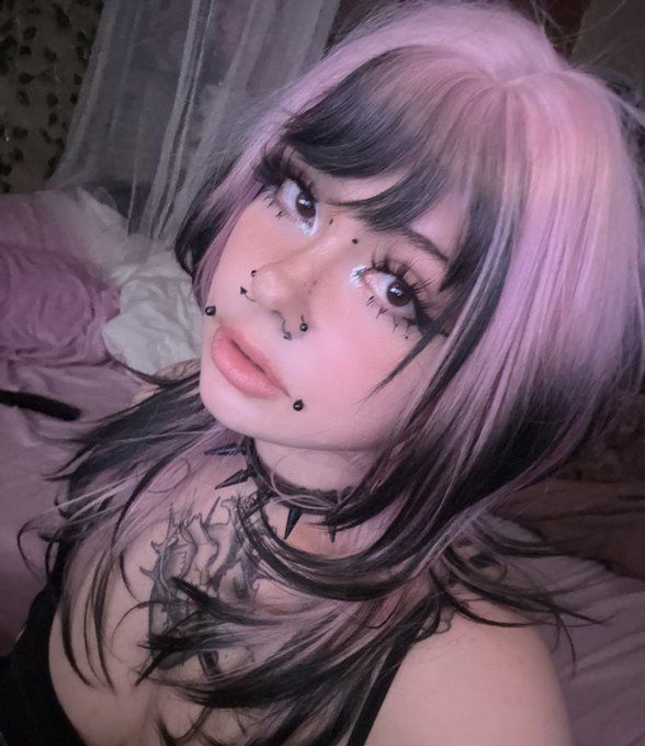 Do you like emo girls? https://t.co/oxg8SVWdlR