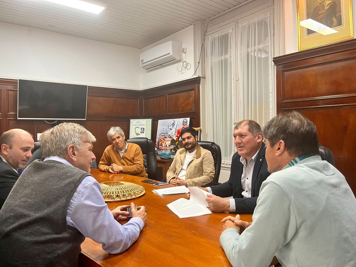 Se firmó un acuerdo entre la <a href="/UyDeporte/">Secretaría Nacional del Deporte</a> y la Comisión de apoyo de la Plaza de Deportes de Colonia del Sacramento, a los efectos de comenzar las obras de reciclaje y remodelación en dicha plaza.