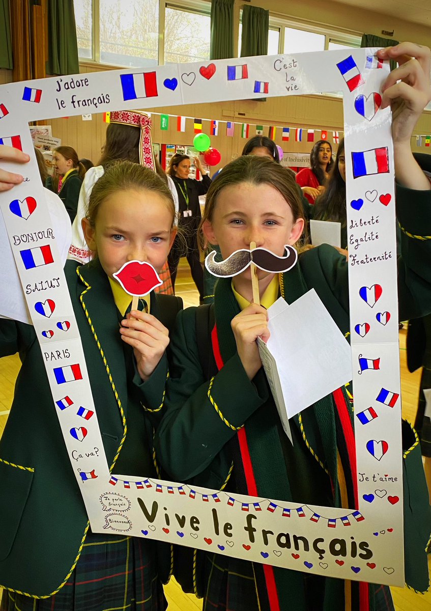 FrenchStCats's tweet photo. Our Yr 8 pupils capturing the joie de vivre of French culture in a Photo Booth . Celebrating Culture day. 🇫🇷🥐🥖🎉 https://t.co/6F0tK0ZFfv