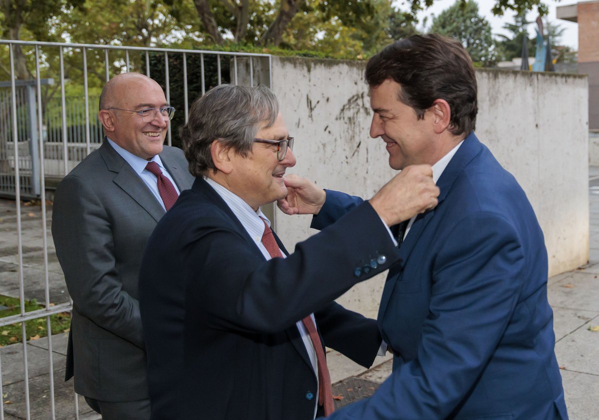 jcyl's tweet photo. 📰 El presidente Mañueco ha clausurado la entrega de los Premios @larazon_cyl

En su intervención, @alferma1 ha apelado a la implicación de los agentes sociales, instituciones y medios de comunicación para hacer de #CastillayLeón una tierra de futuro

https://t.co/rt5p7XGsHM https://t.co/FgaJiZHaAB