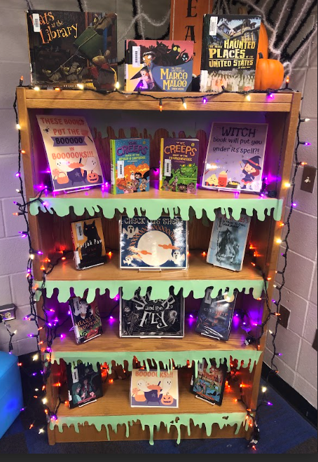 LibaryLadyAvery's tweet photo. Our Ocelot Readers are flocking to check out books from our Spooky BOOOOOOOks display!๐ป๐๐๐ @OneBookOrNovel I was super inspired by your session at the #FMF2023 !!!๐ซถ @LFCISDLibraries @esc1library #OcelotsRead #LosFresnosLiteracyMatters https://t.co/shlRvKV8qm