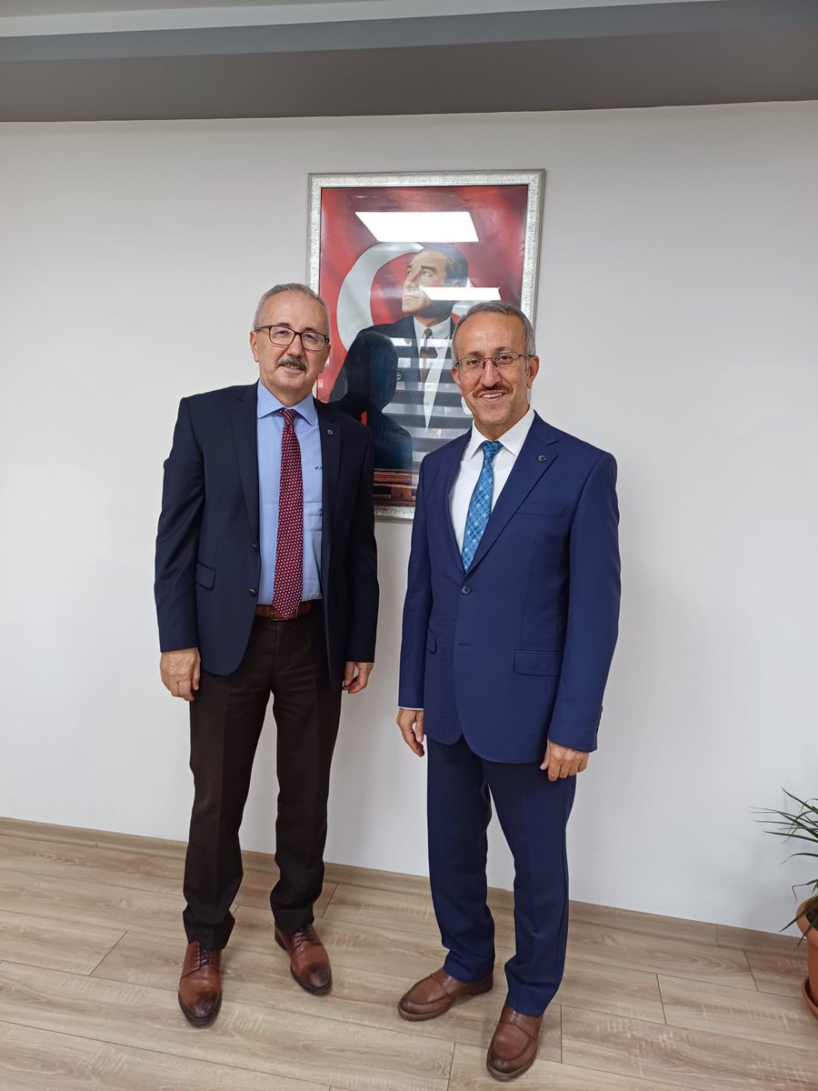 Eski Zonguldak Orman Bölge Müdürü Sayın Ahmet Sırrı BEŞEL, İl Müdürü Sayın Hüsamettin ERKINAY'ı Makamında ziyaret etti. Nazik ziyaretinlerinden dolayı kendisine teşekkür ederiz. 
<a href="/BursaValiligi/">T.C. Bursa Valiliği</a>
<a href="/h_erkinay1/">Hüsamettin ERKINAY</a>
<a href="/ahmetsirri61/">Ahmet Sırrı Beşel</a>