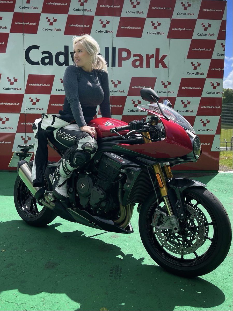 Ready to race… you to the cafe 🙃 Cadwell jacket potatoes are something else 🤤 And so is the Speed Triple 1200 RR 🤌🏻 

#triumph #speedtriple #speedtriple1200rr