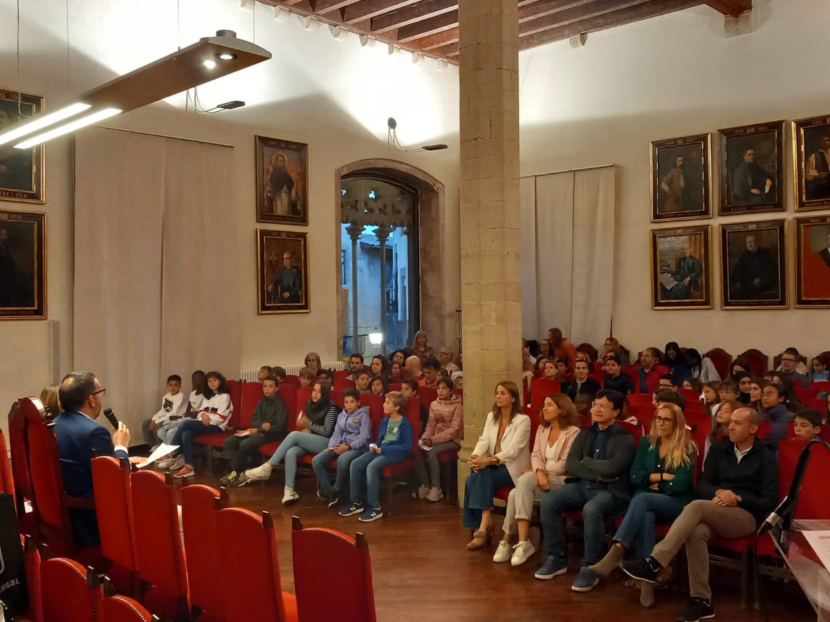 albertcastellsv's tweet photo. 👧🏽👦🏼 Els nens i nenes no només són el futur, sou el present de la nostra ciutat! Avui hem constituït el Consistori Infantil de #Vic, per escoltar, impulsar i aprendre de vosaltres per aplicar unes millors polítiques i treballar conjuntament. L’Ajuntament és també casa vostra! https://t.co/hKF3POScFX