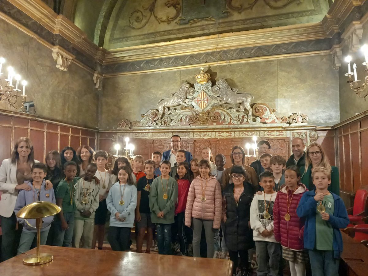 albertcastellsv's tweet photo. 👧🏽👦🏼 Els nens i nenes no només són el futur, sou el present de la nostra ciutat! Avui hem constituït el Consistori Infantil de #Vic, per escoltar, impulsar i aprendre de vosaltres per aplicar unes millors polítiques i treballar conjuntament. L’Ajuntament és també casa vostra! https://t.co/hKF3POScFX