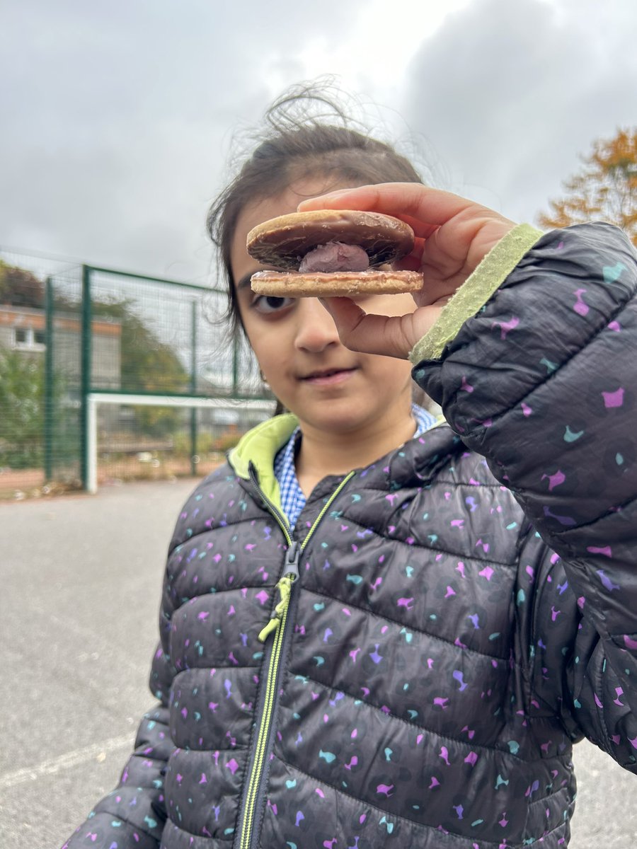It was a chilly day today!! Calls for one thing  = fire play🔥

We spoke about fire safety, how to build one correctly &amp; the do’s &amp; don’ts! 

The kids thoroughly enjoyed a s’more, whilst catching a heat❤️‍🔥!

Followed by freeplay, football &amp; games🤩.

@PEEK_project_