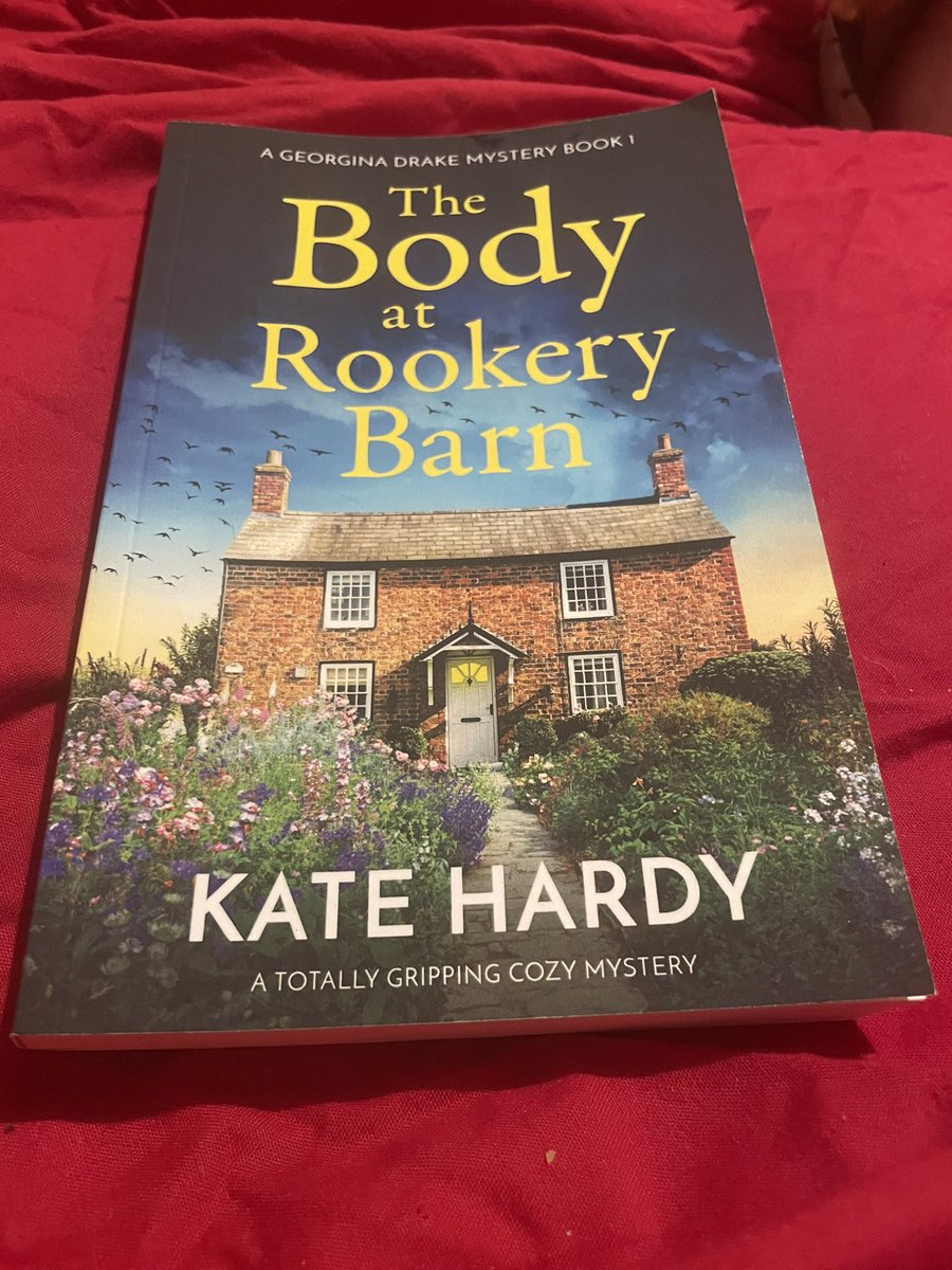 Look at this wee beauty that arrived today. I’ve also been listening on audio and absolutely loving it! Thanks @katehardyauthor